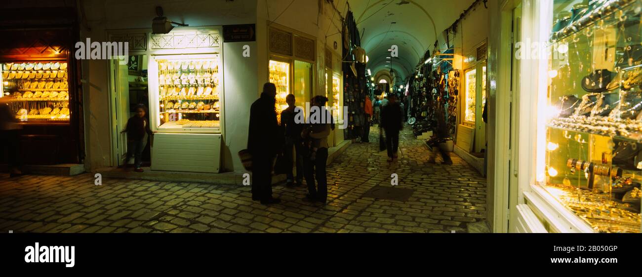 Grupo de personas en un mercado, Medina, Sousse, Túnez Foto de stock