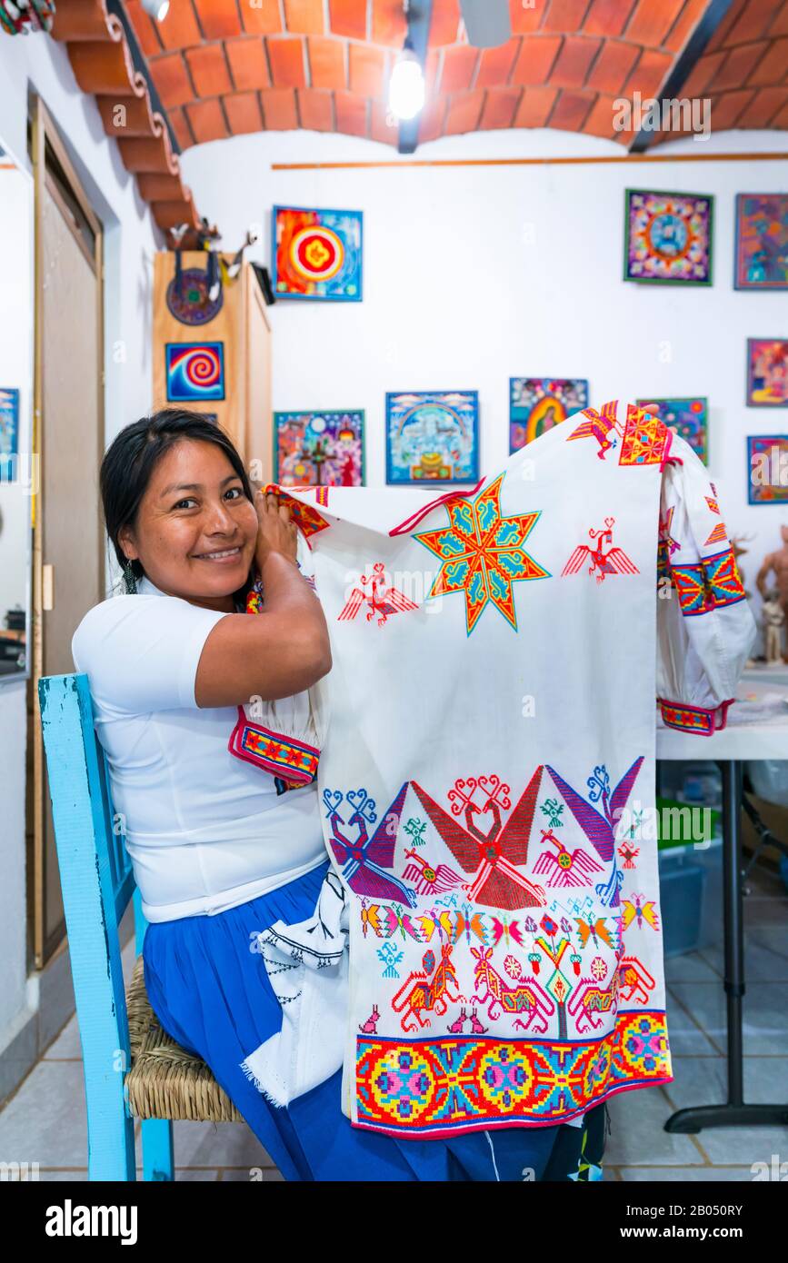 Artesano Saulima González, Traje Huichol Tradicional, Artesanía Huichol