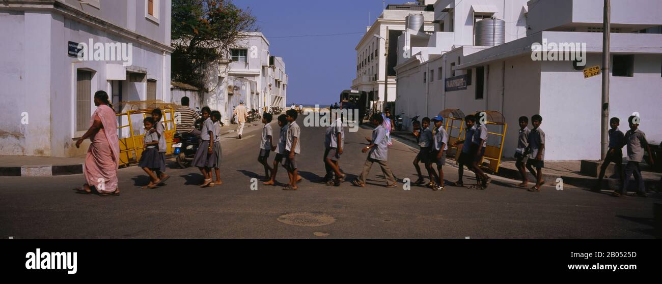 Escolares que cruzan la carretera, Pondicherry, India Foto de stock