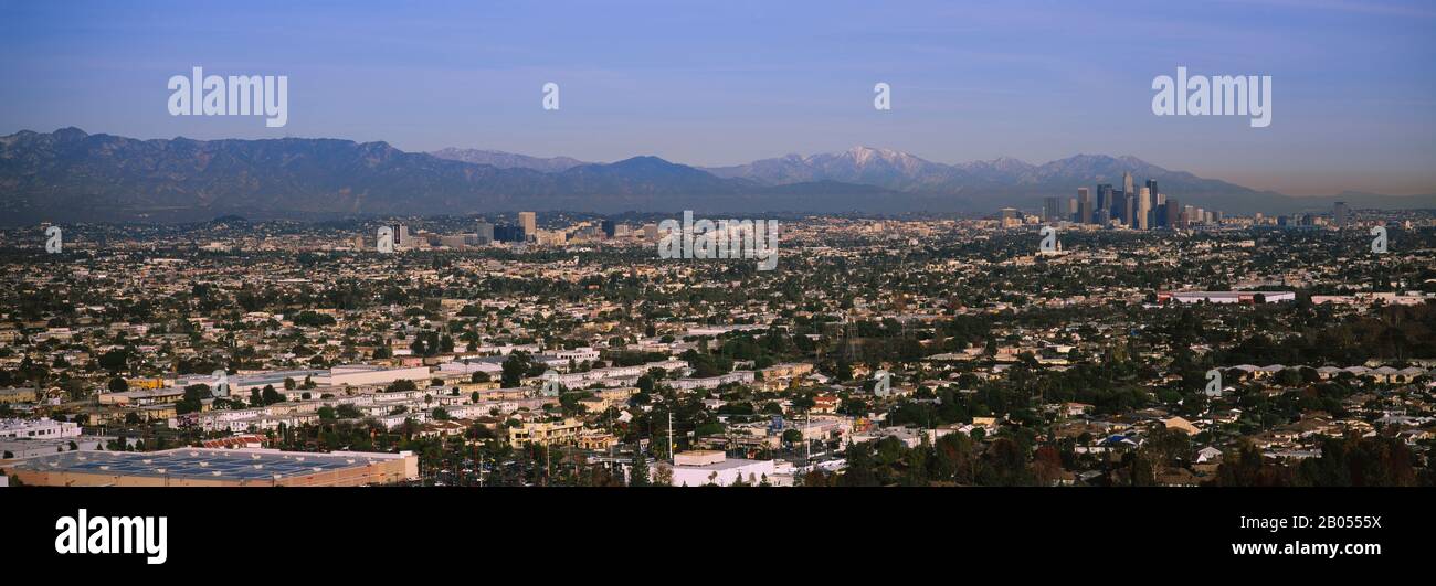 Vista angular de una ciudad, Ciudad de los Ángeles, Condado de los Ángeles, California, Estados Unidos Foto de stock