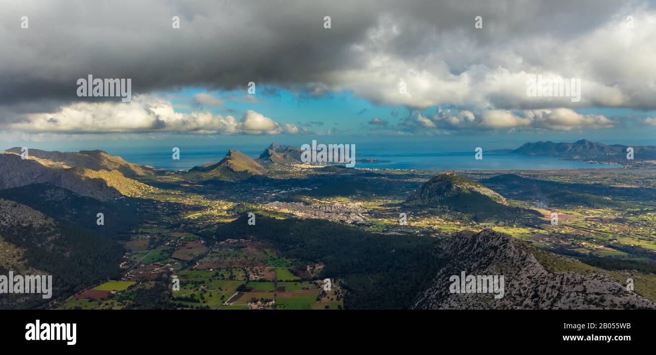 Vista aérea, colina con Santuari de la Mare de Déu del Puig, estribaciones de la sierra de Tramontan, paisaje alrededor de Pollença, vista a la bahía de P Foto de stock