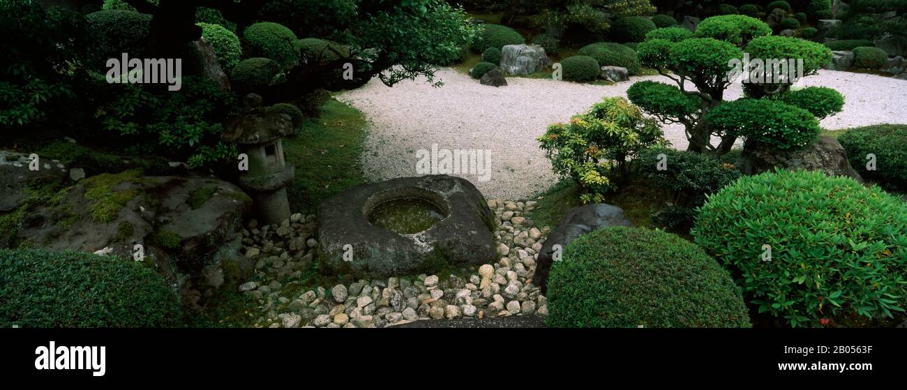Árboles Y Plantas En Un Jardín, Jardín Yuzen-En, Chion-In, Distrito De Higashiyama, Kioto, Prefectura De Kioto, Región De Kinki, Honshu, Japón Foto de stock