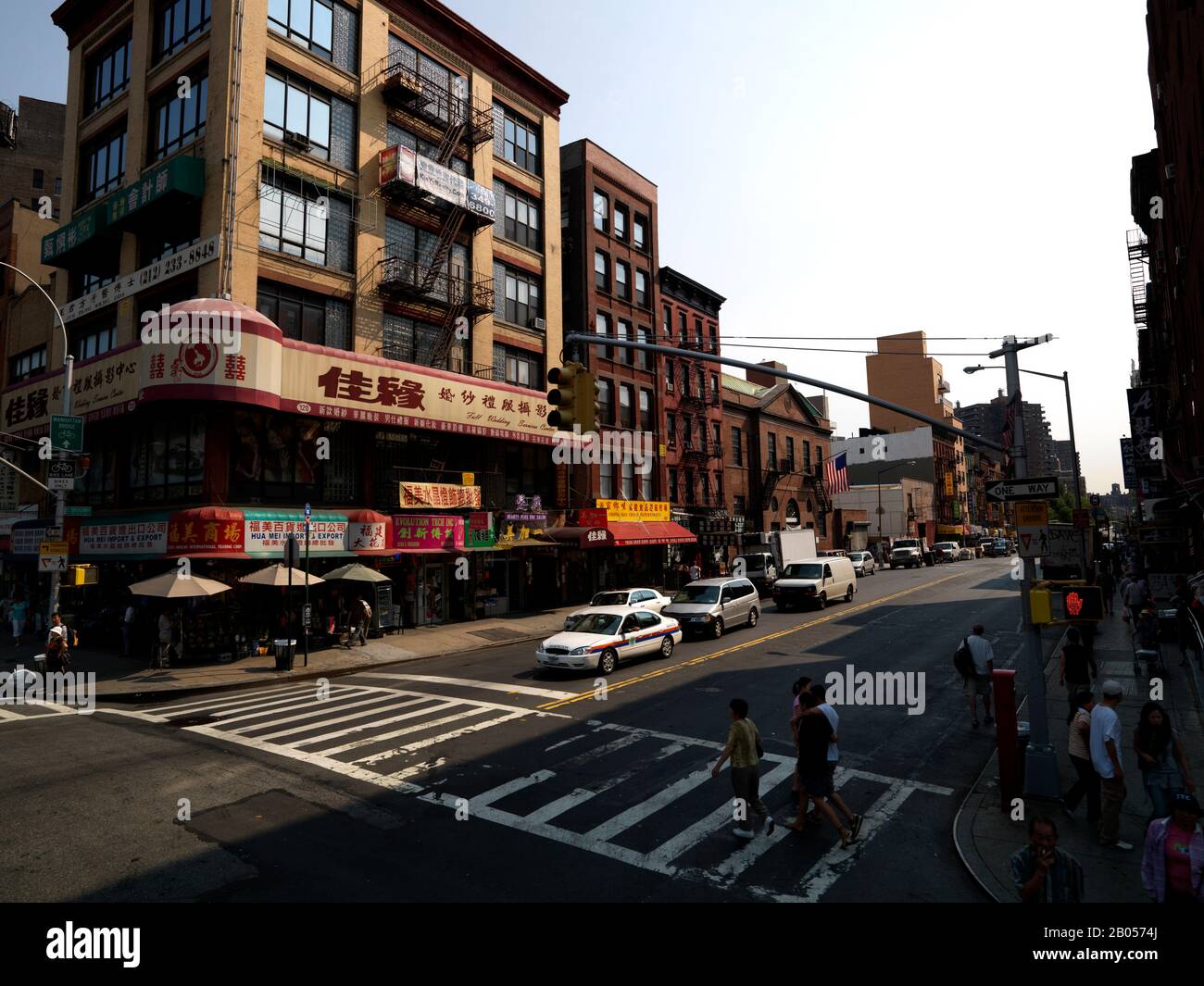 Grupo de personas que cruzan una calle, Pike Street, East Broadway, Chinatown, Manhattan, Nueva York, Nueva York, Estados Unidos Foto de stock