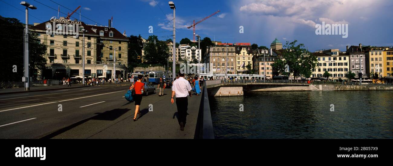 Puente sobre un río, Limmat River, Zurich, Suiza Foto de stock