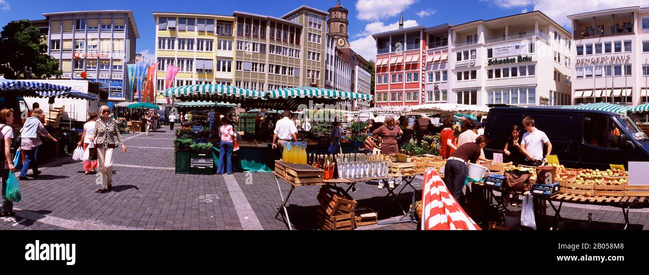 Grupo de personas en un mercado callejero, Stuttgart, Baden-Wurttemberg, Alemania Foto de stock
