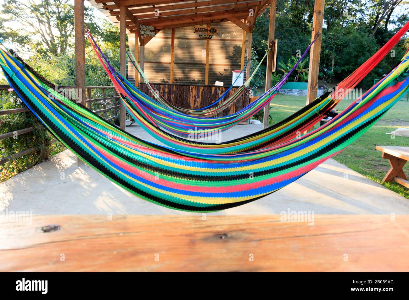 coloridas hamacas en un lugar de descanso en las montañas Foto de stock