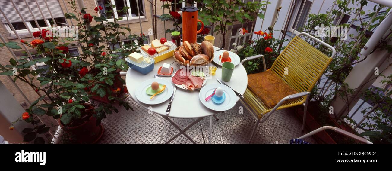 Desayuno en mesa de comedor, Stuttgart, Alemania Foto de stock