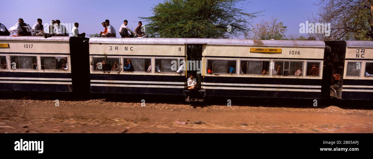 Personas que viajan en el techo de un tren, Gwalior, Madhya Pradesh, India Foto de stock