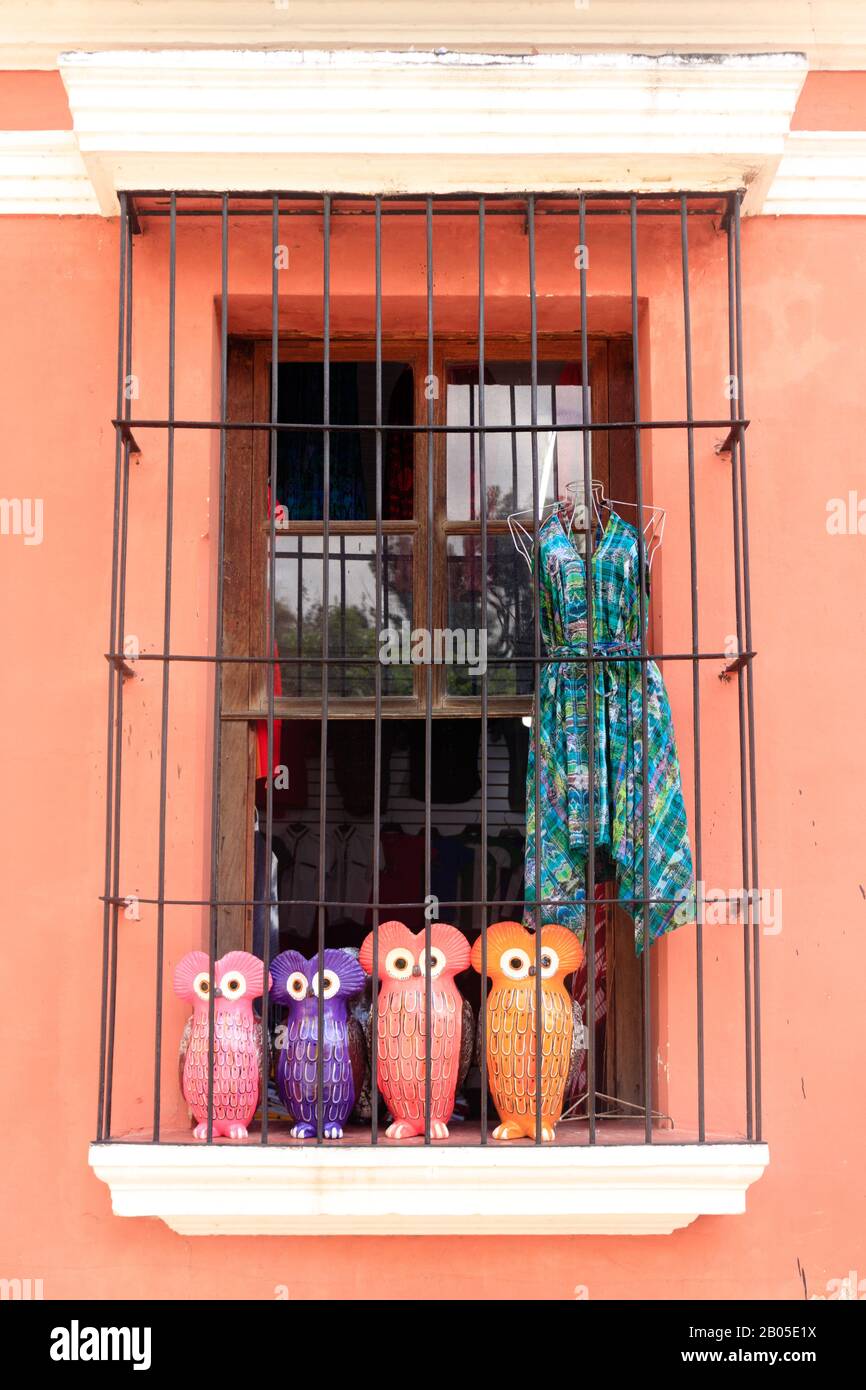 recuerdos en una tienda de ventana Foto de stock