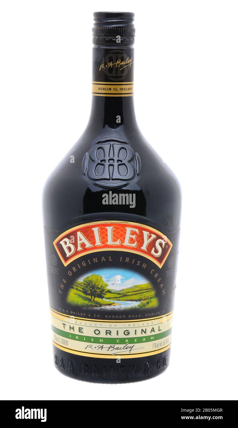 Irvine, CA - 11 de enero de 2013: Foto de una botella de 750 ml de licor de crema irlandesa Baileys. Baileys, introducido en 1974, fue la primera crema irlandesa en ser br Foto de stock