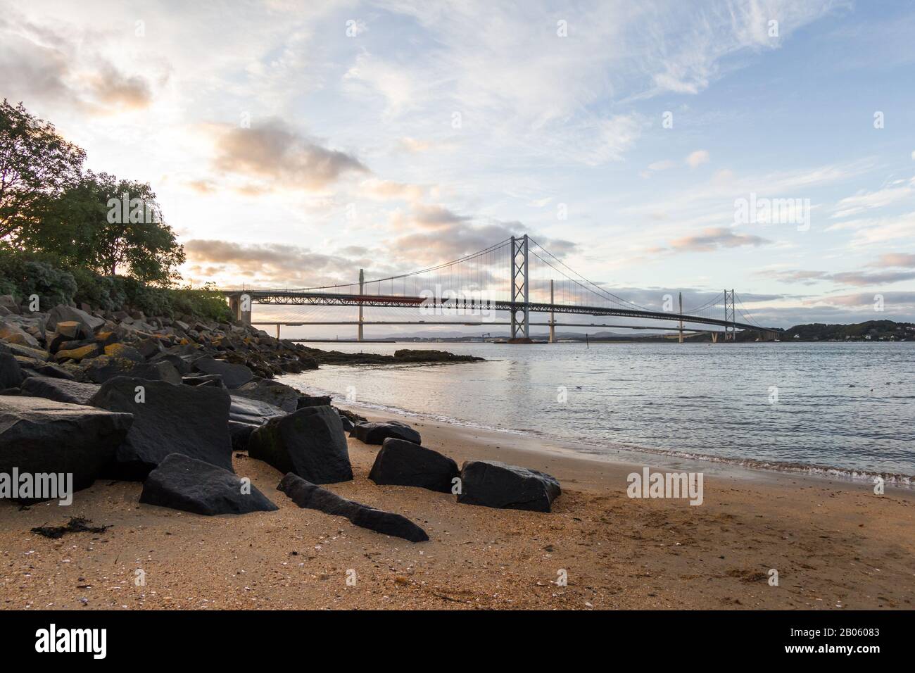 South Queensferry, Escocia - 16 2019 de septiembre: Vista por la tarde de los dos puentes Más nuevos De Forth desde South Queensferry, Reino Unido 16 de septiembre de 2019 Foto de stock