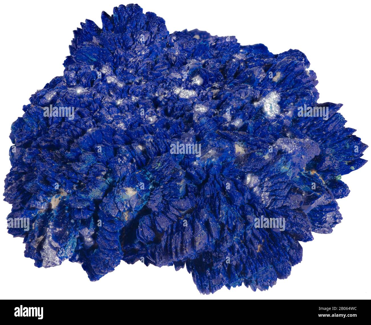 Azurita es una piedra suave, llamada así por su profundo color azul celeste. Es un mineral de carbonato de cobre que se encuentra en las partes oxidadas superiores del mineral de cobre fo Foto de stock