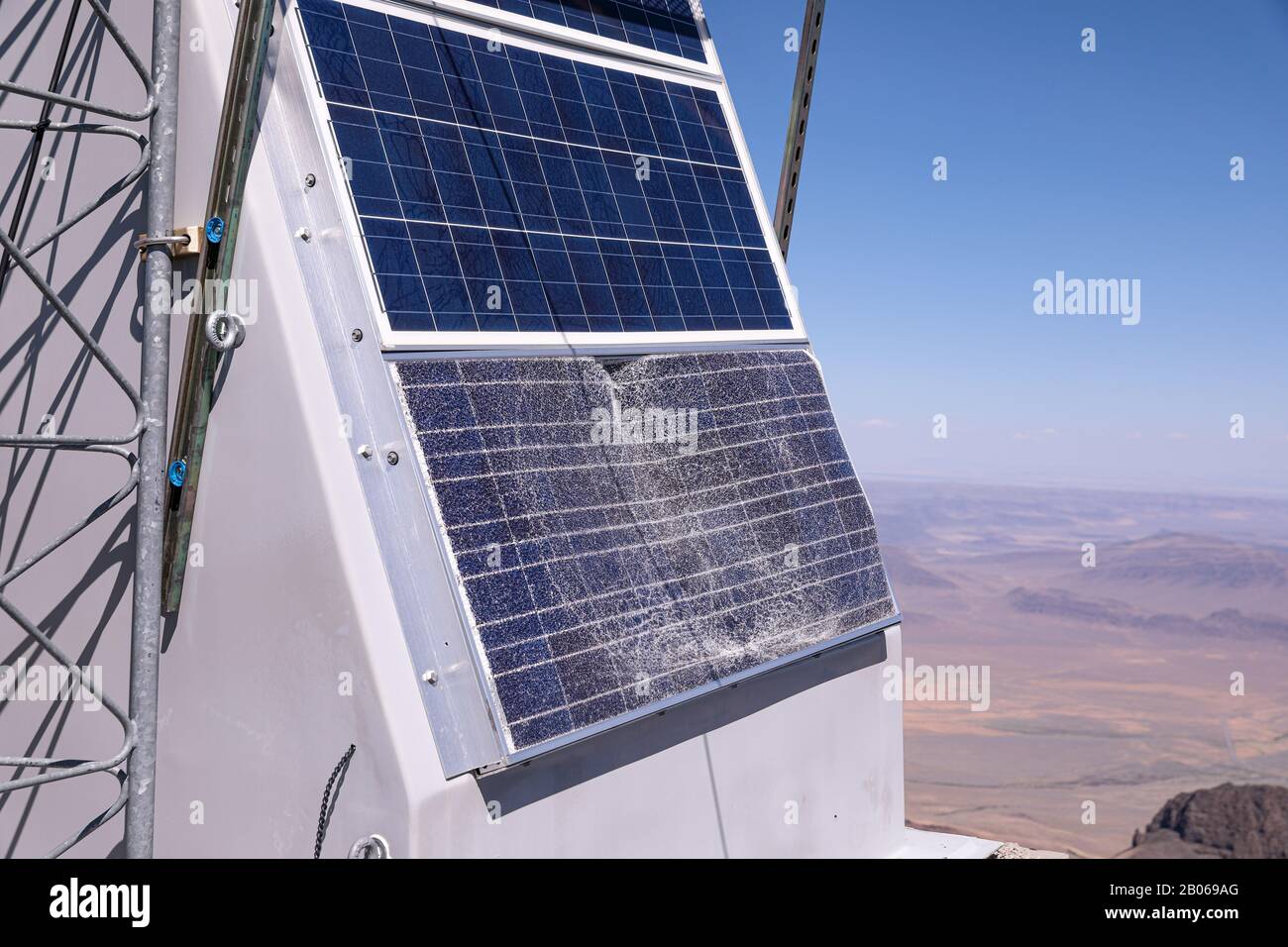 Paneles solares rotos fotografías e imágenes de alta resolución - Alamy