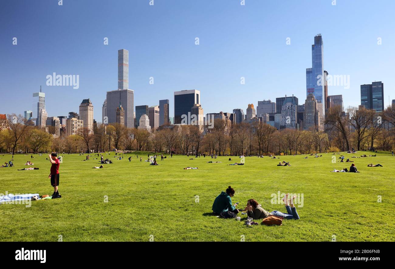 Nueva YORK - ABRIL 14: Vistas de la gran pradera Central Park a Midtown New York el 14 de abril de 2016. El Central Park es un famoso parque en el centro de la ciudad Foto de stock