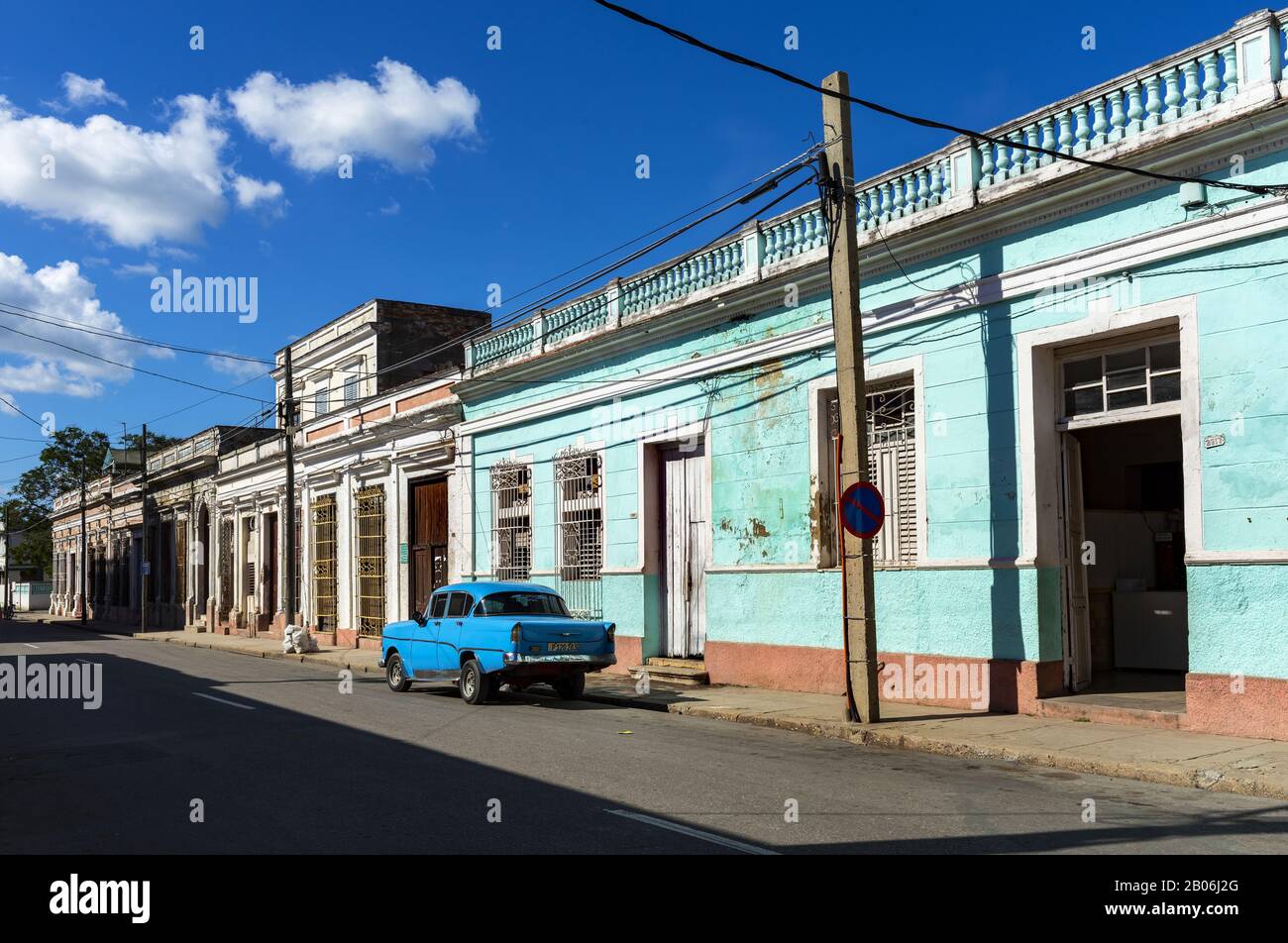 Calle en la ciudad cubana de Cienfuegos Foto de stock