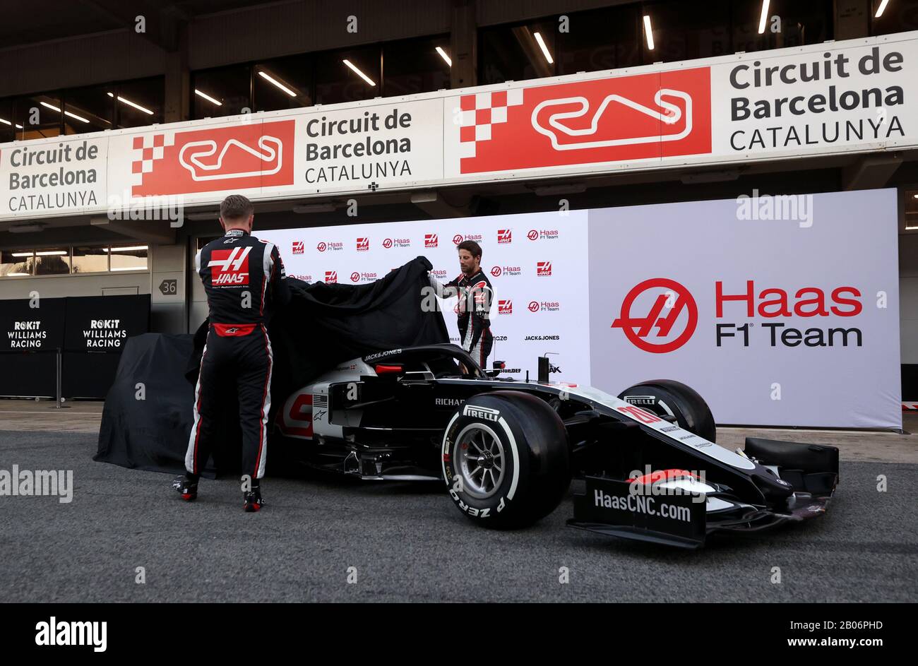Los pilotos de Haas F1 Kevin Magnussen (izquierda) y Romain Grosjean  desvelan el nuevo coche para la temporada de F1 2020 durante el primer día  de pruebas previas a la temporada en