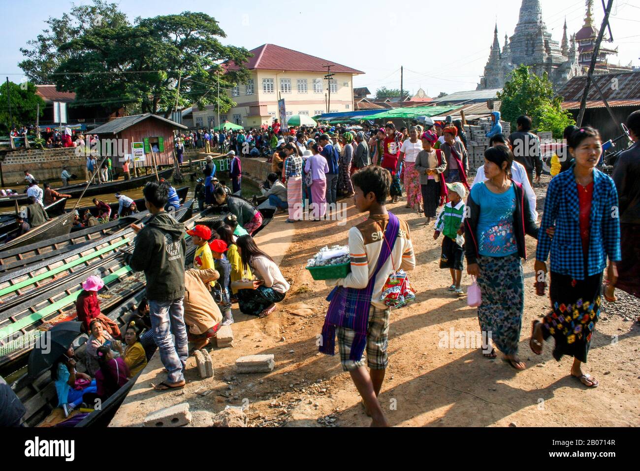 Asistentes al festival Phaung Daw O. Pagoda en Nyaungshwe: La población más importante de los pueblos que rodean el lago Inle (Birmania) Foto de stock