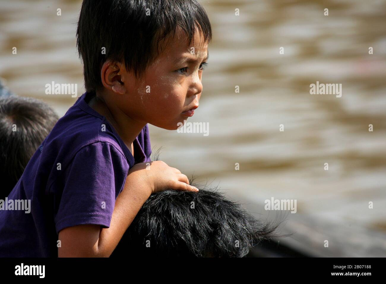 Nyaungshwe (Lago Inle, Birmania). Un niño observa la regata celebrada en octubre en homenaje a la Daw O. Phaung Foto de stock