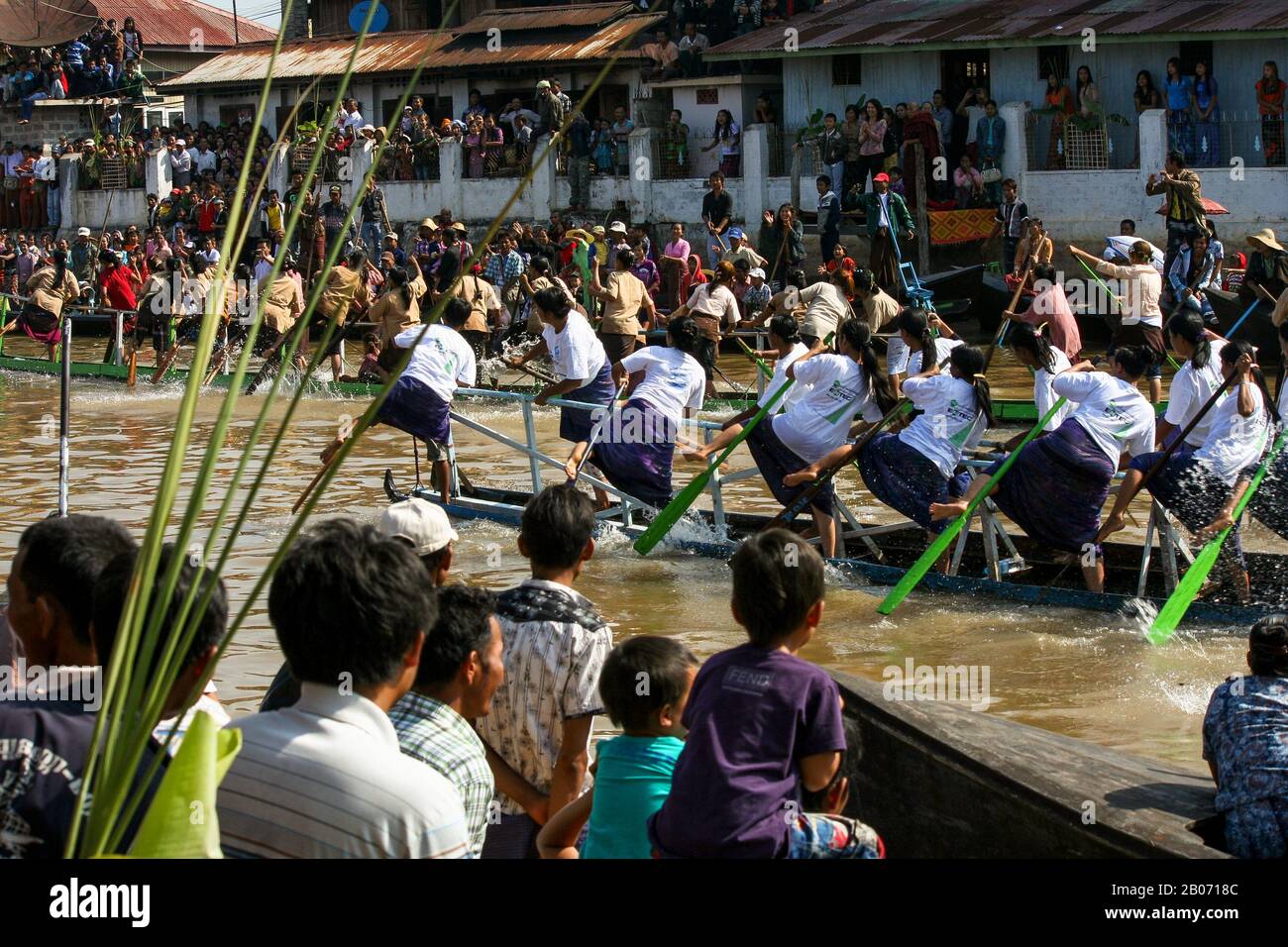 Nyaungshwe poblamiento más importante de los pueblos que rodean el Lago Inle (Birmania). En octubre se celebra el festival de la pagoda Phaung Daw O. Foto de stock