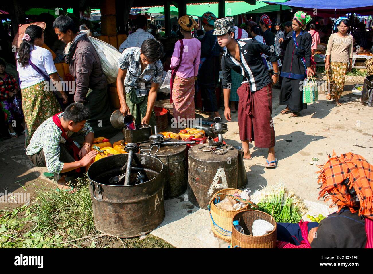 Vendedores de gasolina en el mercado de Nyaungshwe (Lago Inle -Myanmar) Foto de stock