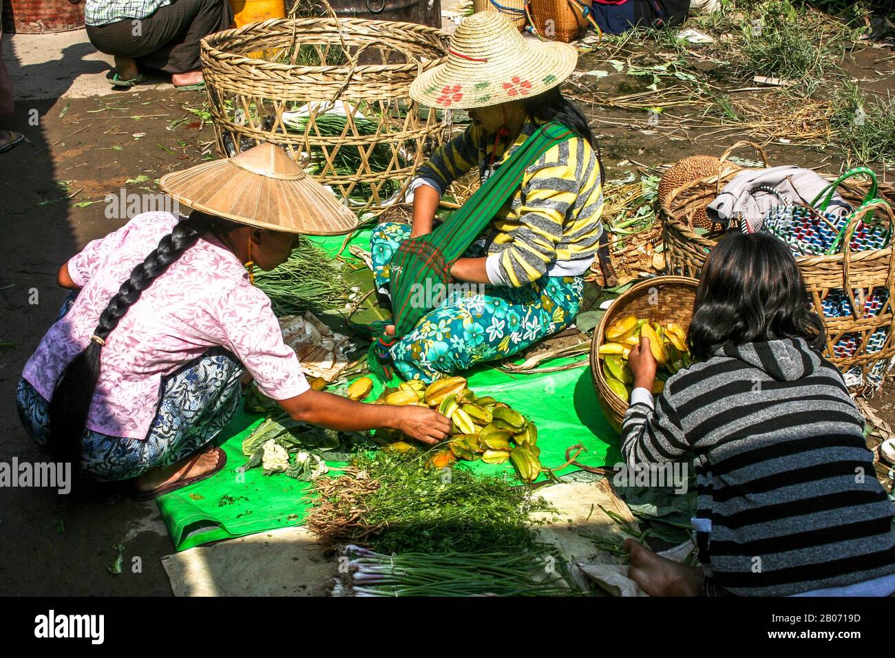 Puesto de mercado en Nyaungshwe: La población más importante de los pueblos que rodean el lago Inle (Birmania) Foto de stock