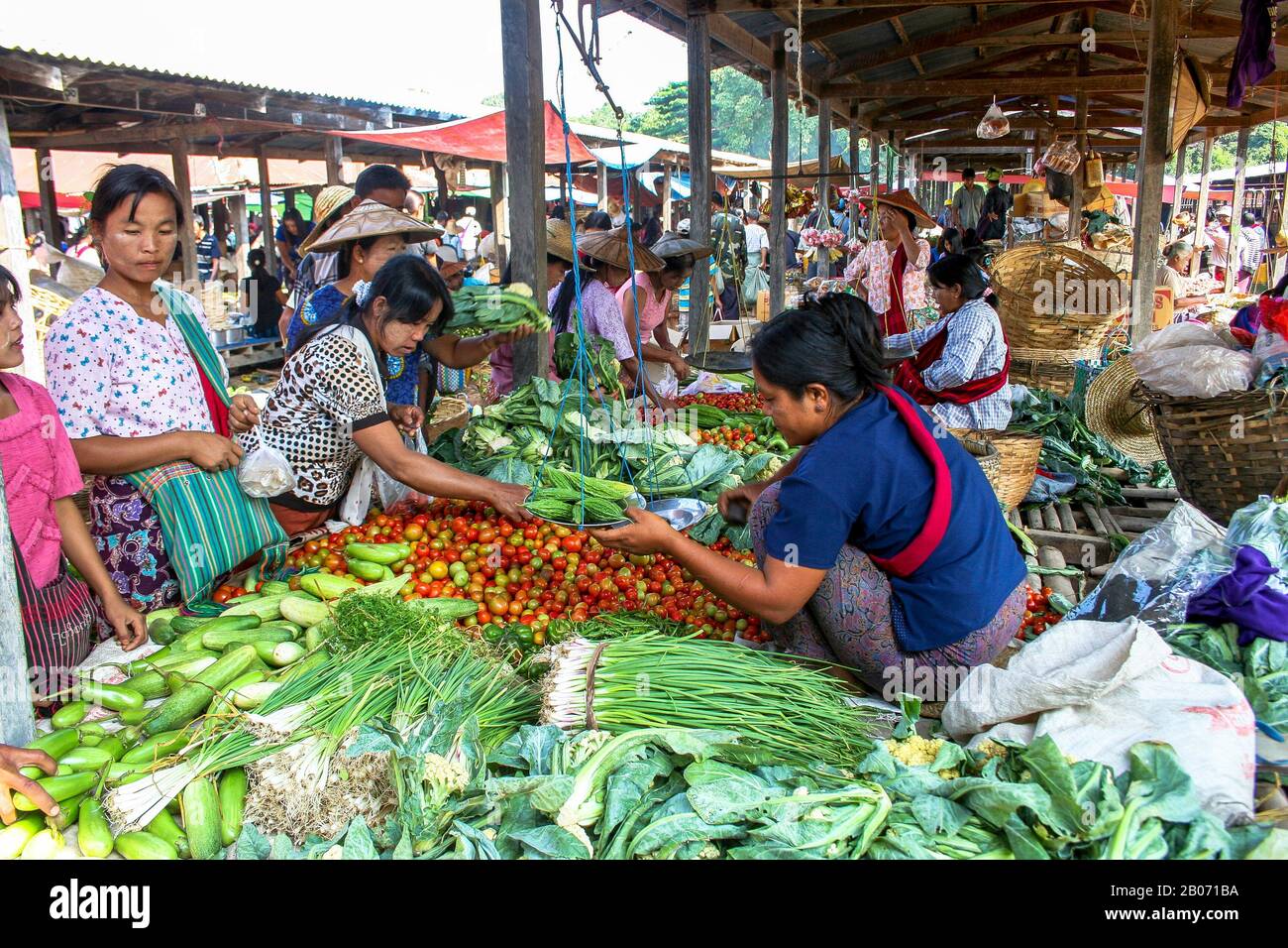 Puesto de mercado en Nyaungshwe: La población más importante de los pueblos que rodean el lago Inle (Birmania) Foto de stock