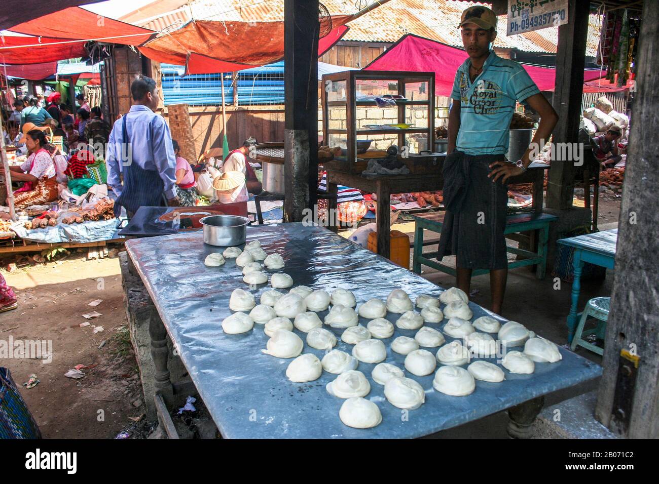 Puesto de mercado en Nyaungshwe: La población más importante de los pueblos que rodean el lago Inle (Birmania) Foto de stock