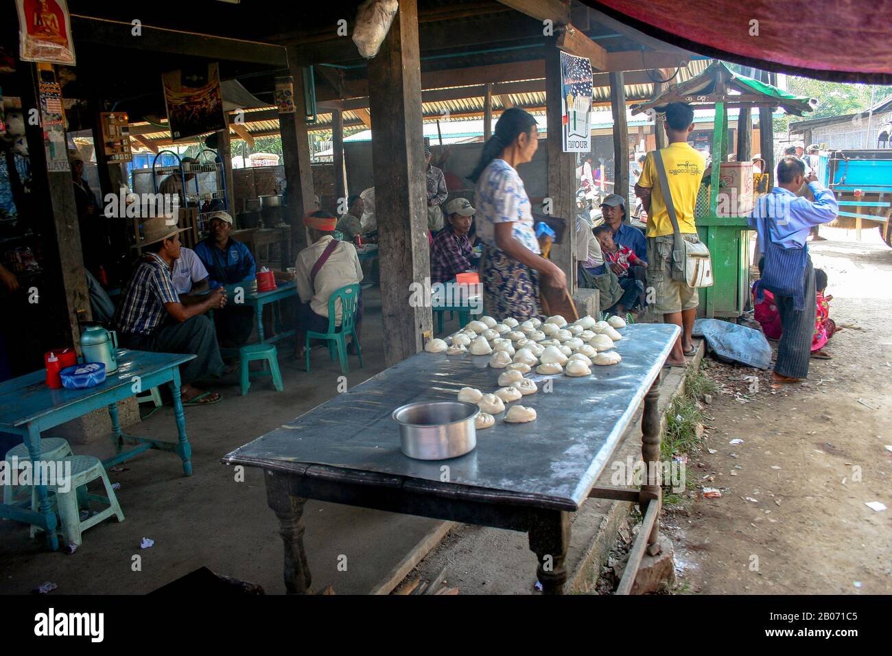 Puesto de mercado en Nyaungshwe: La población más importante de los pueblos que rodean el lago Inle (Birmania) Foto de stock
