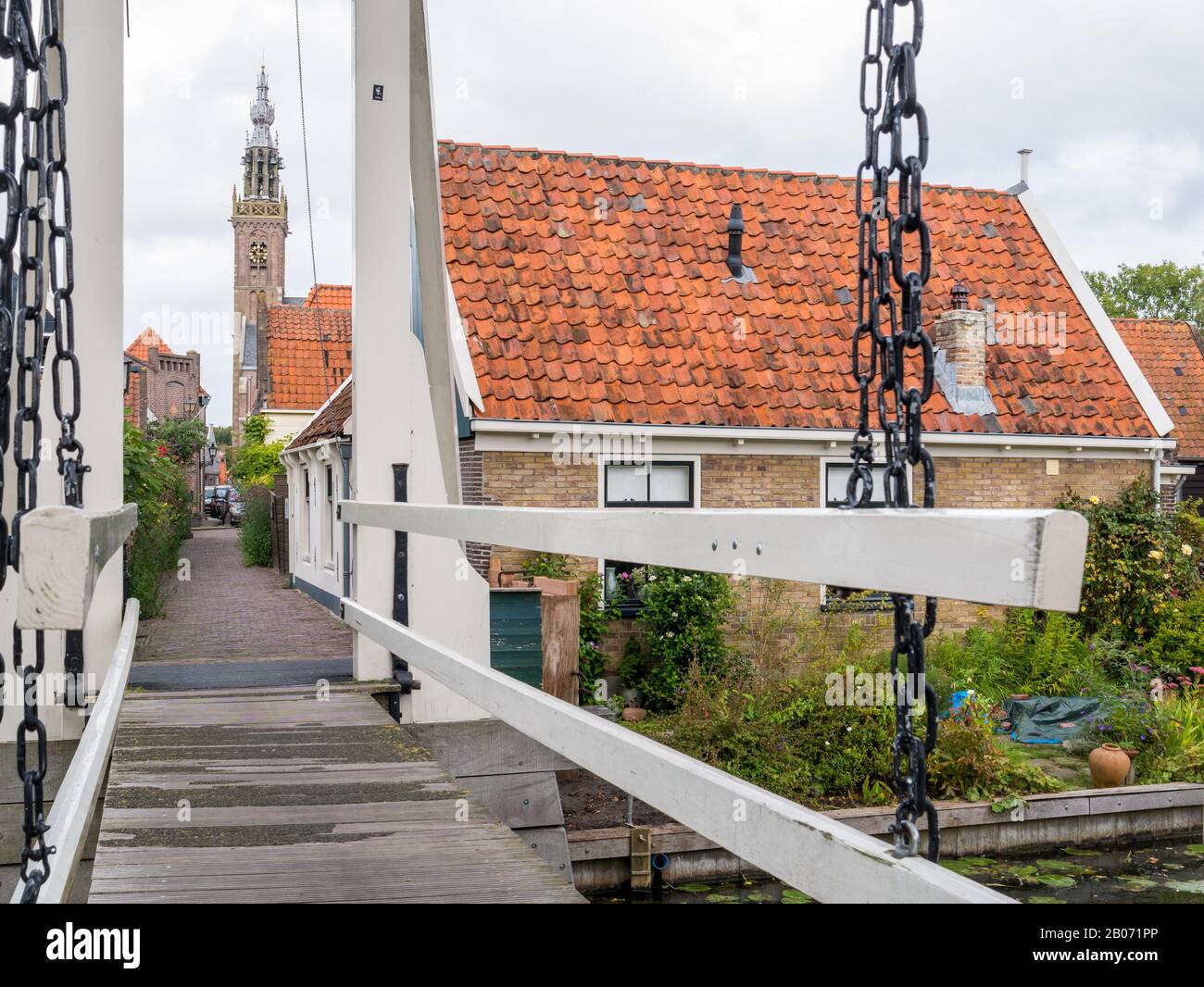 Dibuje el puente Kwakelbrug sobre el canal y el campanario en Edam, Noord-Holland, países Bajos Foto de stock