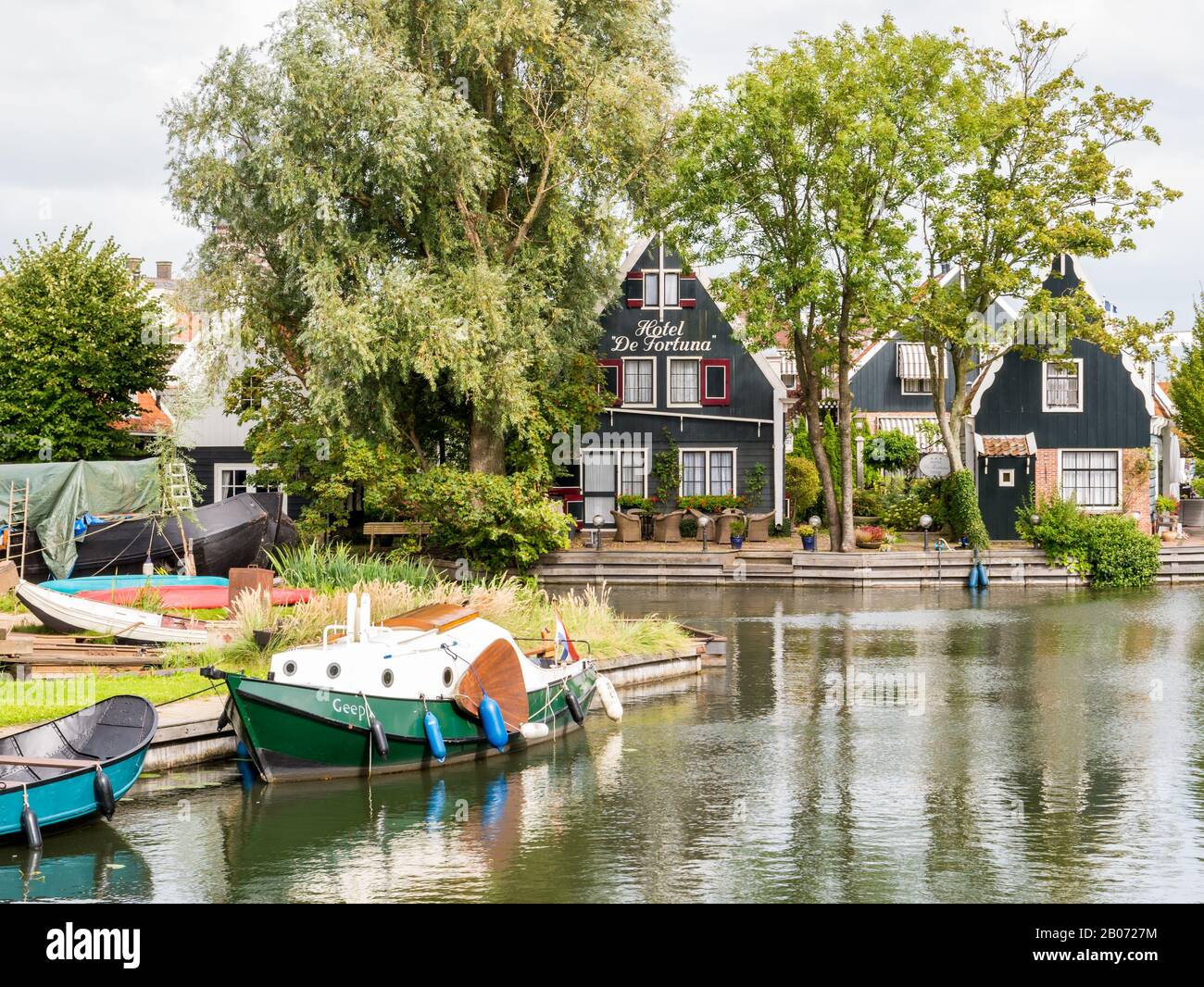 Antiguo astillero y casas a lo largo del canal en Edam, Noord-Holland, países Bajos Foto de stock