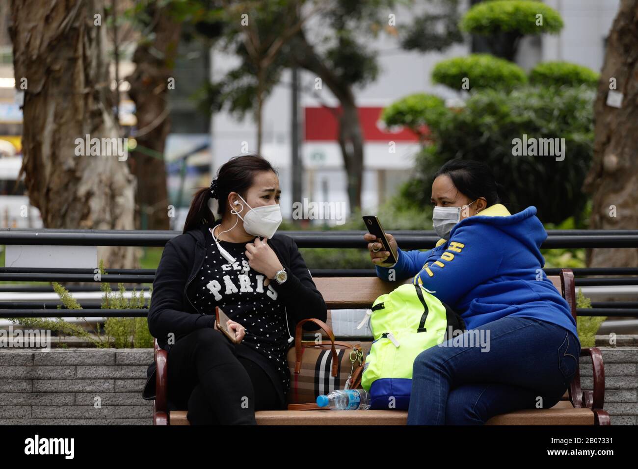 19 de febrero de 2020, Hong Kong, CHINA: Los trabajadores domésticos en Hong Kong descansan y conversan en el parque. La trabajadora doméstica filipina se convierte en el 61 caso confirmado de infección por coronavirus de Hong Kong introducido por China Pneumonia.la mujer fue infectada por su empleador local, La OMS es una paciente certificada de infección por coronavirus. Existe una creciente preocupación entre los empleadores locales de que los trabajadores domésticos extranjeros puedan contraer coronavirus los fines de semana, regresando a casa con infección por virus.Carrie Lam, Directora Ejecutiva de la RAEHK, ha mencionado públicamente la creciente preocupación de "alentar" a los trabajadores domésticos a "pasar a casa" en la calle Foto de stock