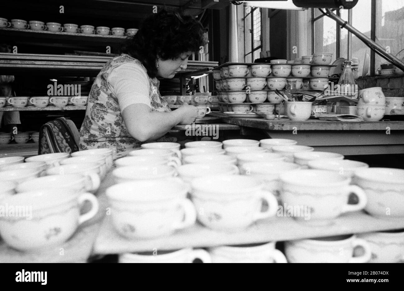 15 de marzo de 1990, Sajonia, Torgau: A principios de la década de 1990,  las tazas fueron pintadas a mano en una fábrica de Torgau, probablemente en  la fábrica de loza VEB