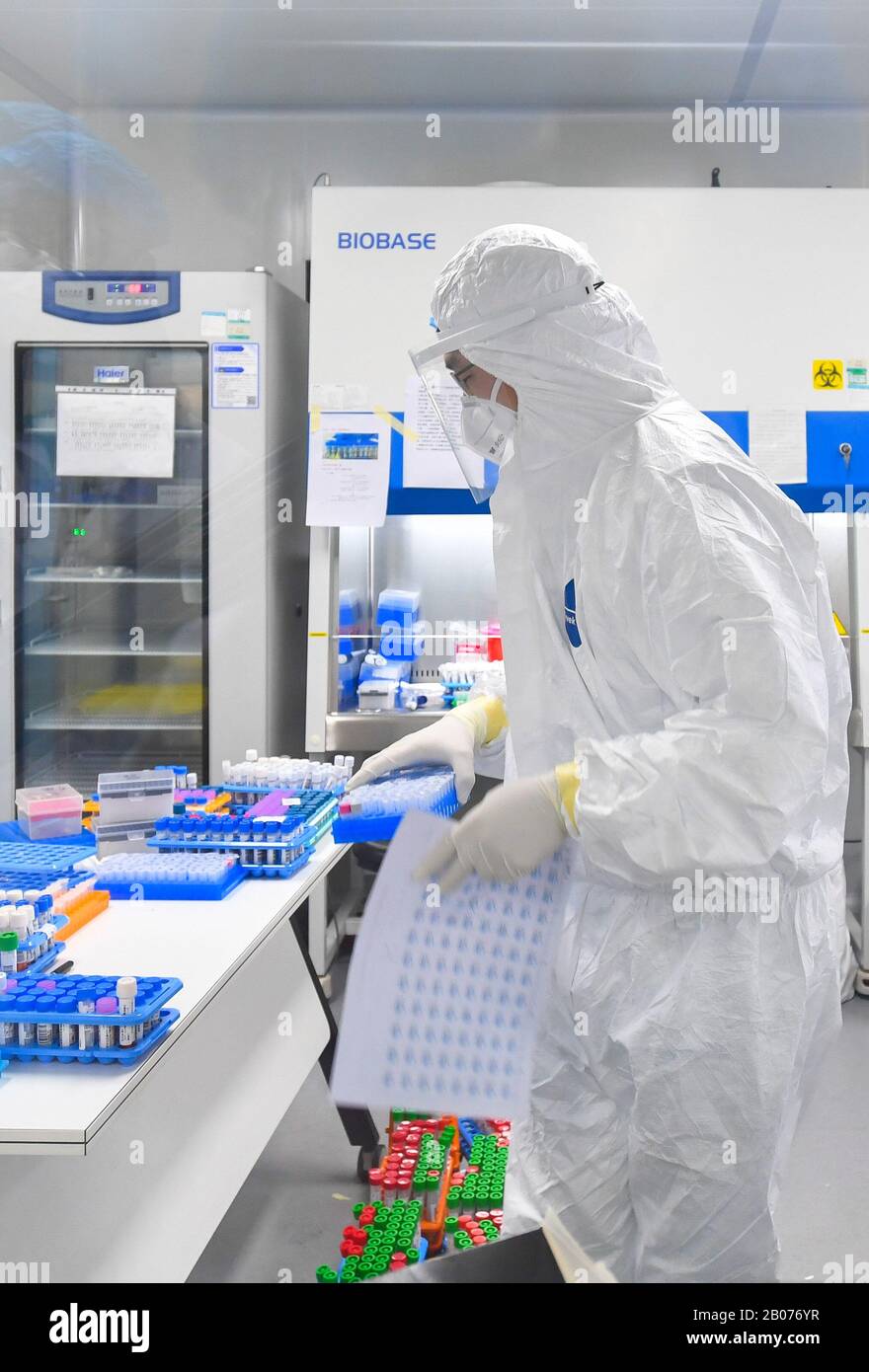 Guangzhou, China. 18 de febrero de 2020. El trabajador médico Feng