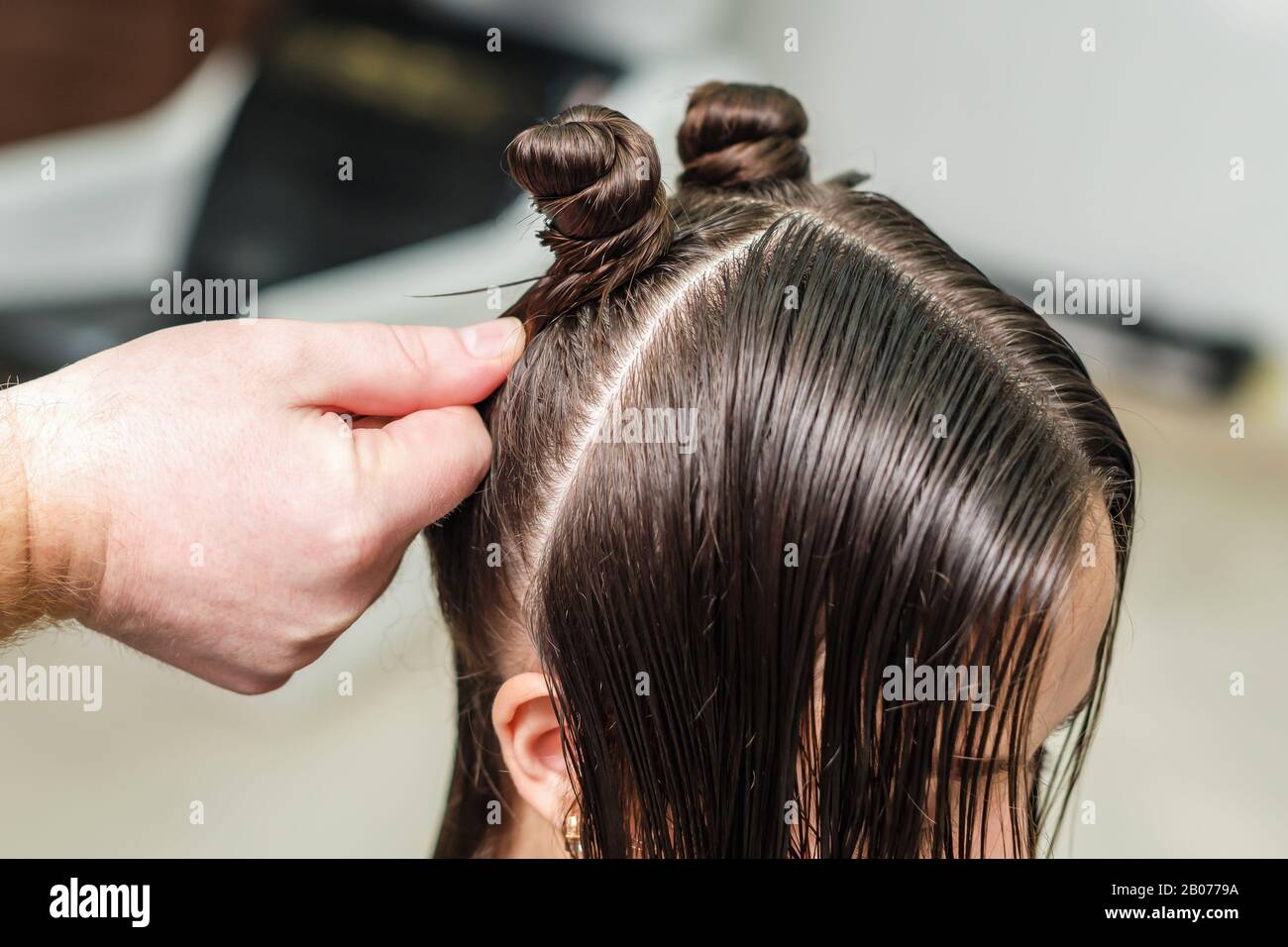 Peluquería trabajando con el cabello mojado de la mujer durante la  elaboración del peinado, de cerca Fotografía de stock - Alamy