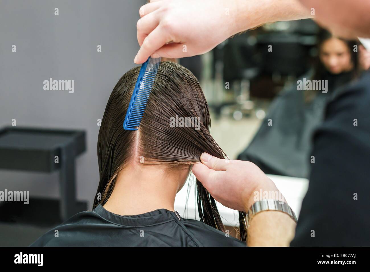 Peluqueria Peinar El Pelo Mojado De La Mujer Durante La Fabricacion Del Peinado Cerca Para Arriba Fotografia De Stock Alamy