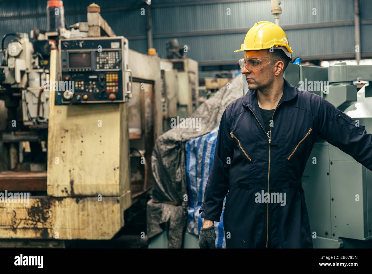 Trabajador feliz, retrato guapo trabajo con cinturón de herramientas de  traje de seguridad y hombre de servicio de radio en fábrica.
