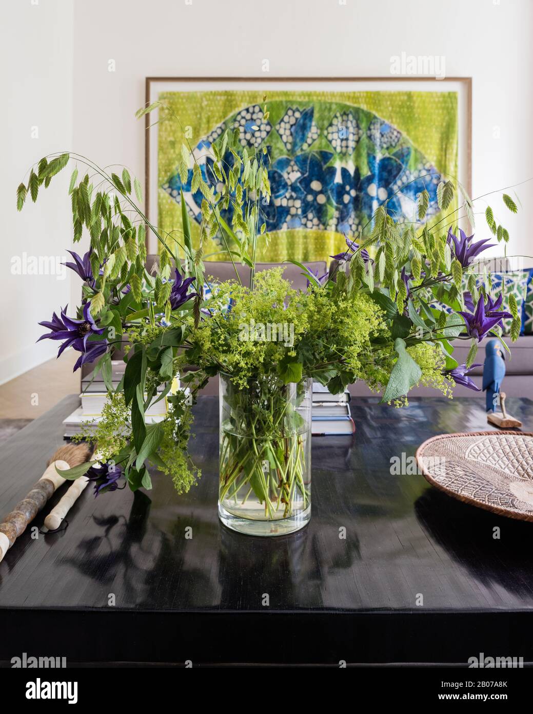 Arreglo floral por pintura en sala de estar Foto de stock