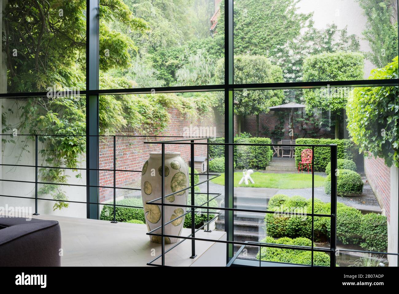 Jarrón junto a ventana parqué mezzanine Foto de stock