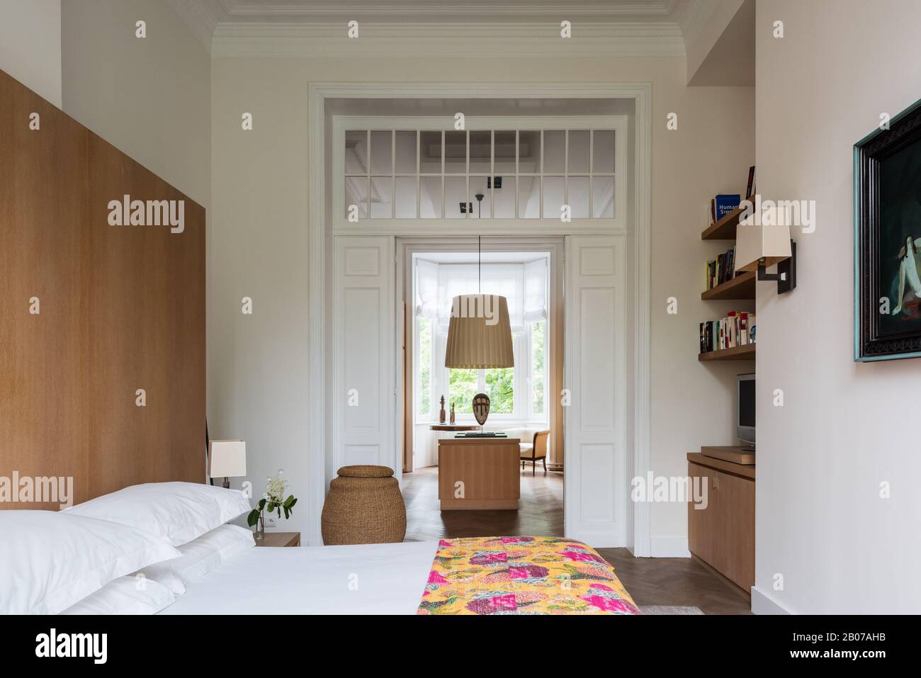 Dormitorio de estilo Gustaviano con tabique de madera Foto de stock