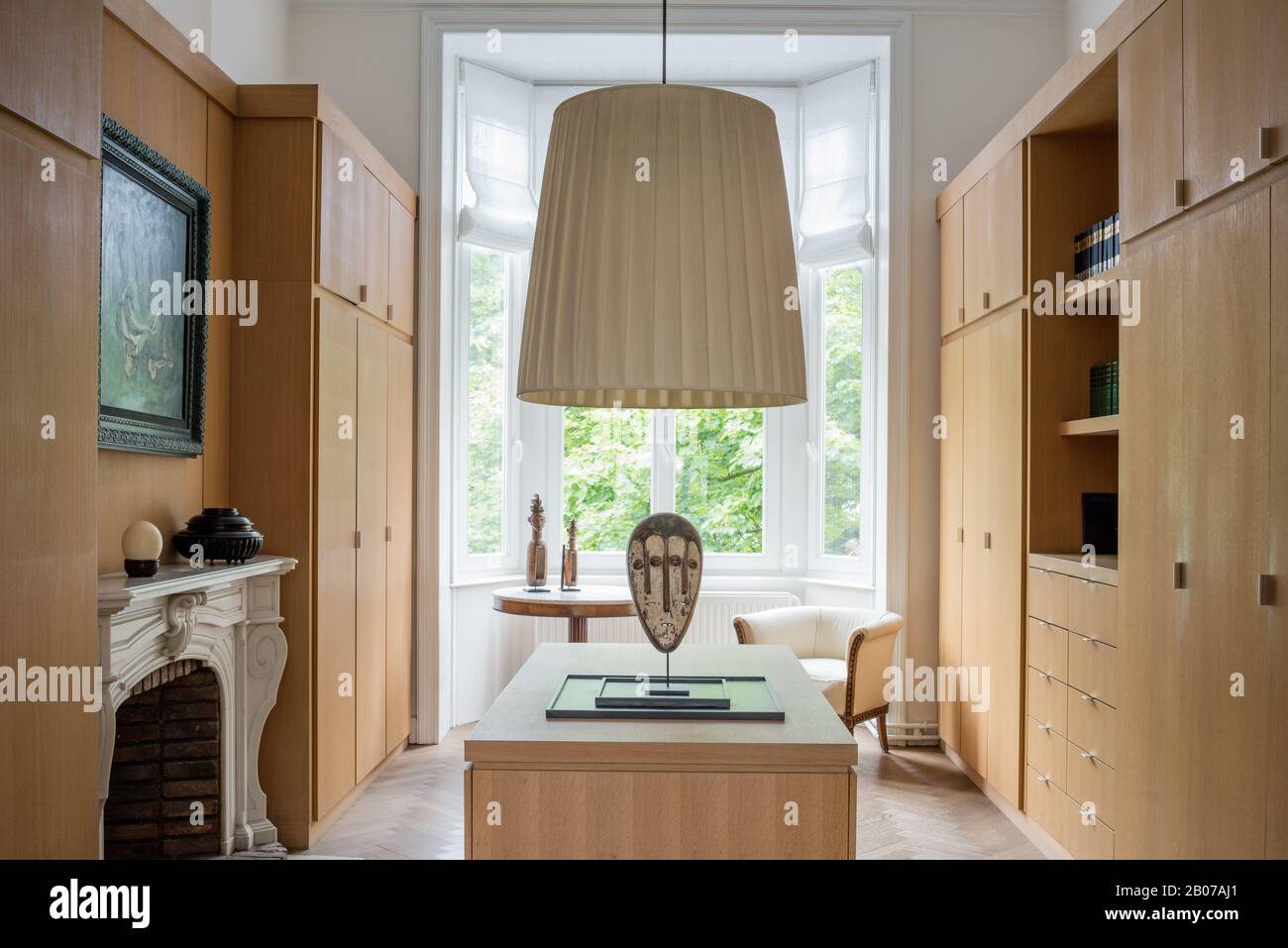 Vestidor de madera con chimenea Foto de stock