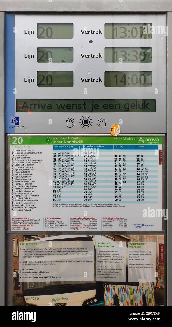 Parada de autobús con horario digital, países Bajos Foto de stock