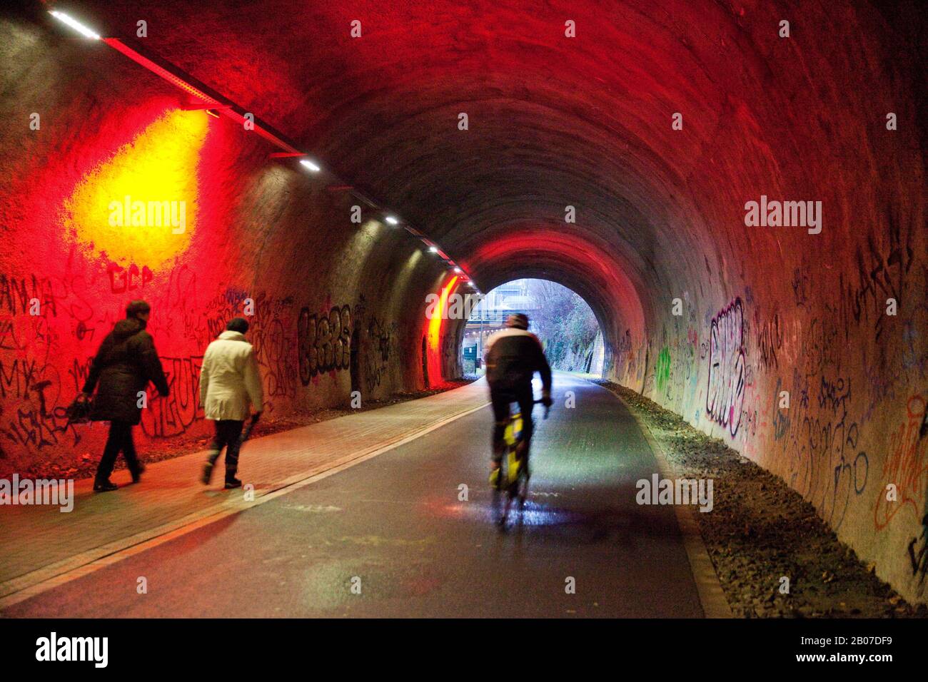 Tunnel Dorrenberg, 'Tanztunnel', antigua vía férrea, ahora carril bici por la noche, Alemania, Renania del Norte-Westfalia, Bergisches Land, Wuppertal Foto de stock