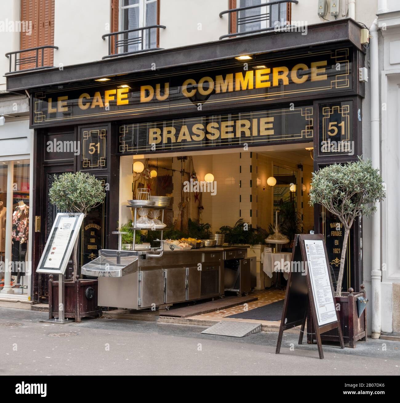 Café du Commerce brasserie en París Foto de stock