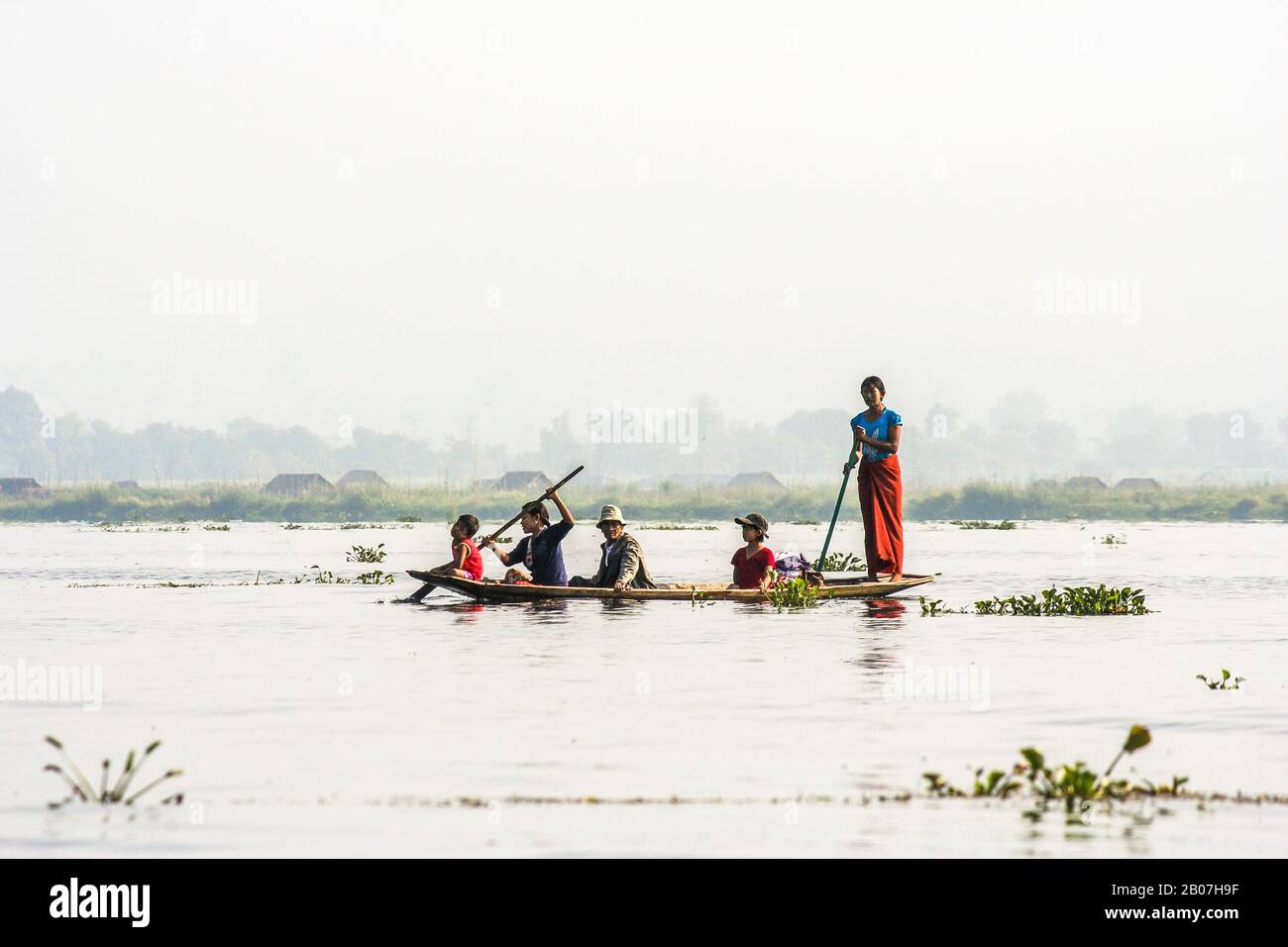 Una familia paseos en un bote de remos en el Lago Inle (Birmania) Foto de stock