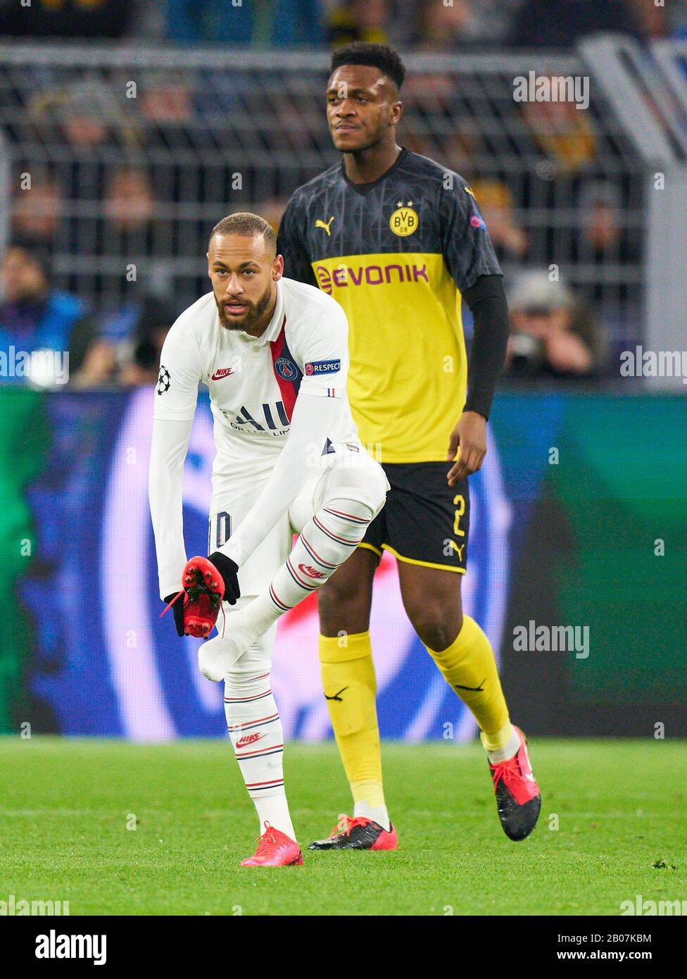 Cl Football Dortmund - Paris, Dortmund 18 De Febrero De 2020. Neymar, PSG  10 perdió sus zapatillas, Dan-Axel ZAGADOU, BVB 2 detrás de él BORUSSIA  DORTMUND - PARIS SG 2-1 Liga de