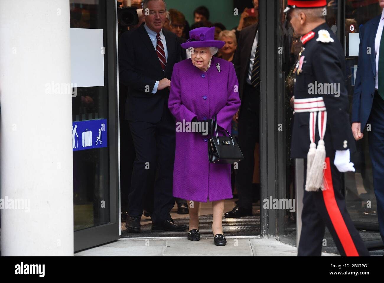 La Reina Isabel II se va después de abrir oficialmente las nuevas instalaciones del Royal National ENT y los hospitales dentales Eastman en Londres. Foto PA. Fecha Del Cuadro: Miércoles 19 De Febrero De 2020. Vea la historia de PA Royal Queen. El crédito de la foto debe decir: Victoria Jones/PA Wire Foto de stock