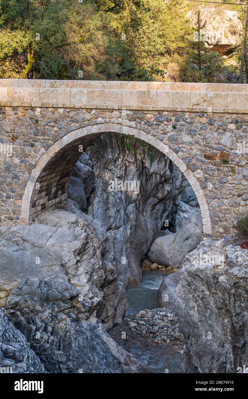 Antiguo puente en Kuzdere Kemer Antalya Turquía Foto de stock