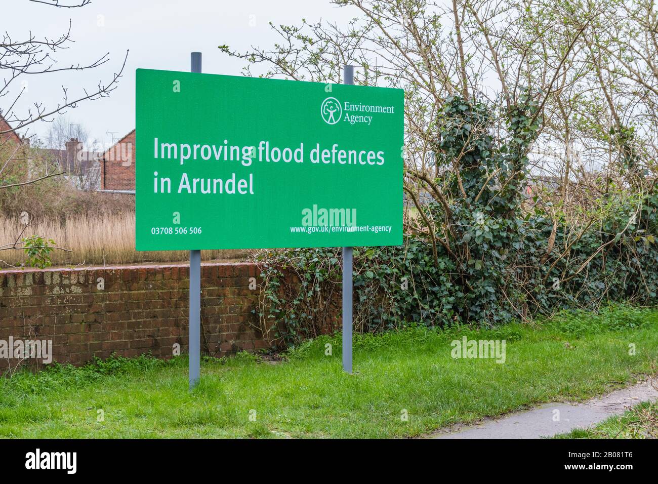 La Agencia del Medio Ambiente firma para Mejorar las defensas contra las inundaciones en el río Arun en Arundel, West Sussex, Reino Unido, mientras que se están llevando a cabo obras de sistemas de defensa contra las mareas. Foto de stock