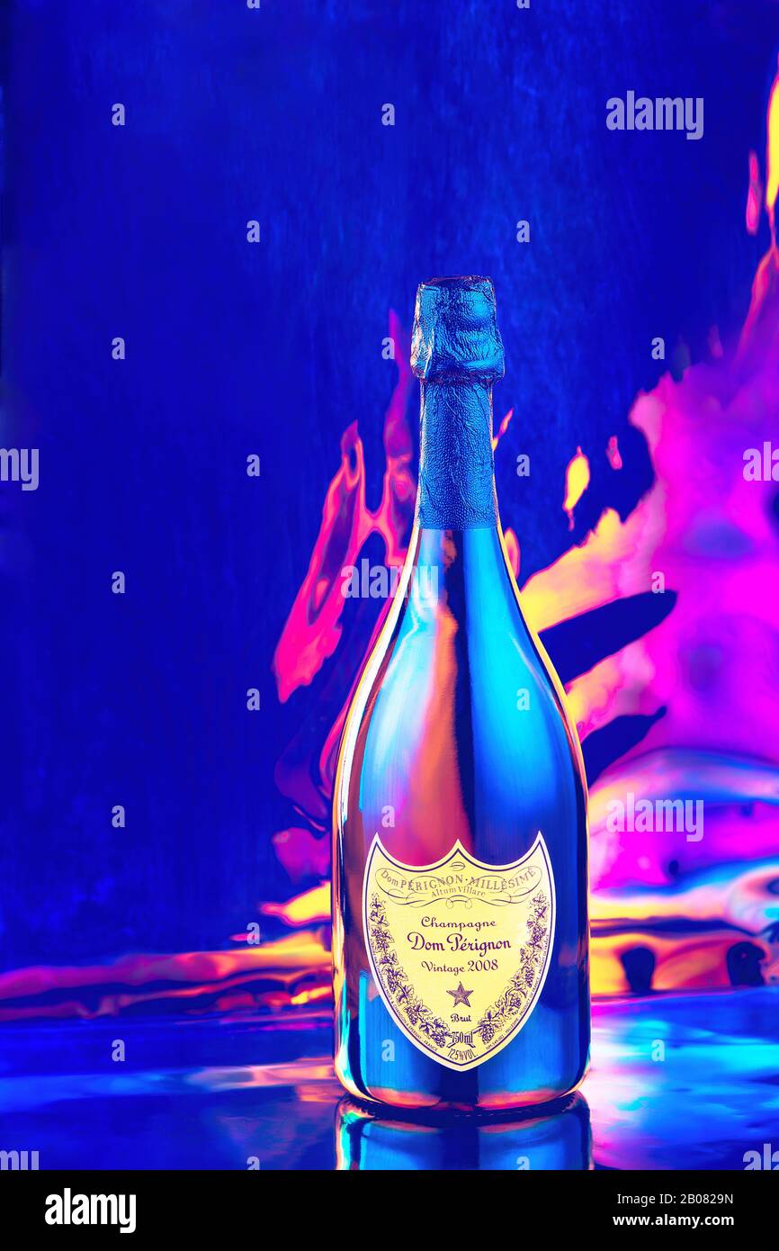 Dom perignon champagne bottle fotografías e imágenes de alta resolución -  Alamy