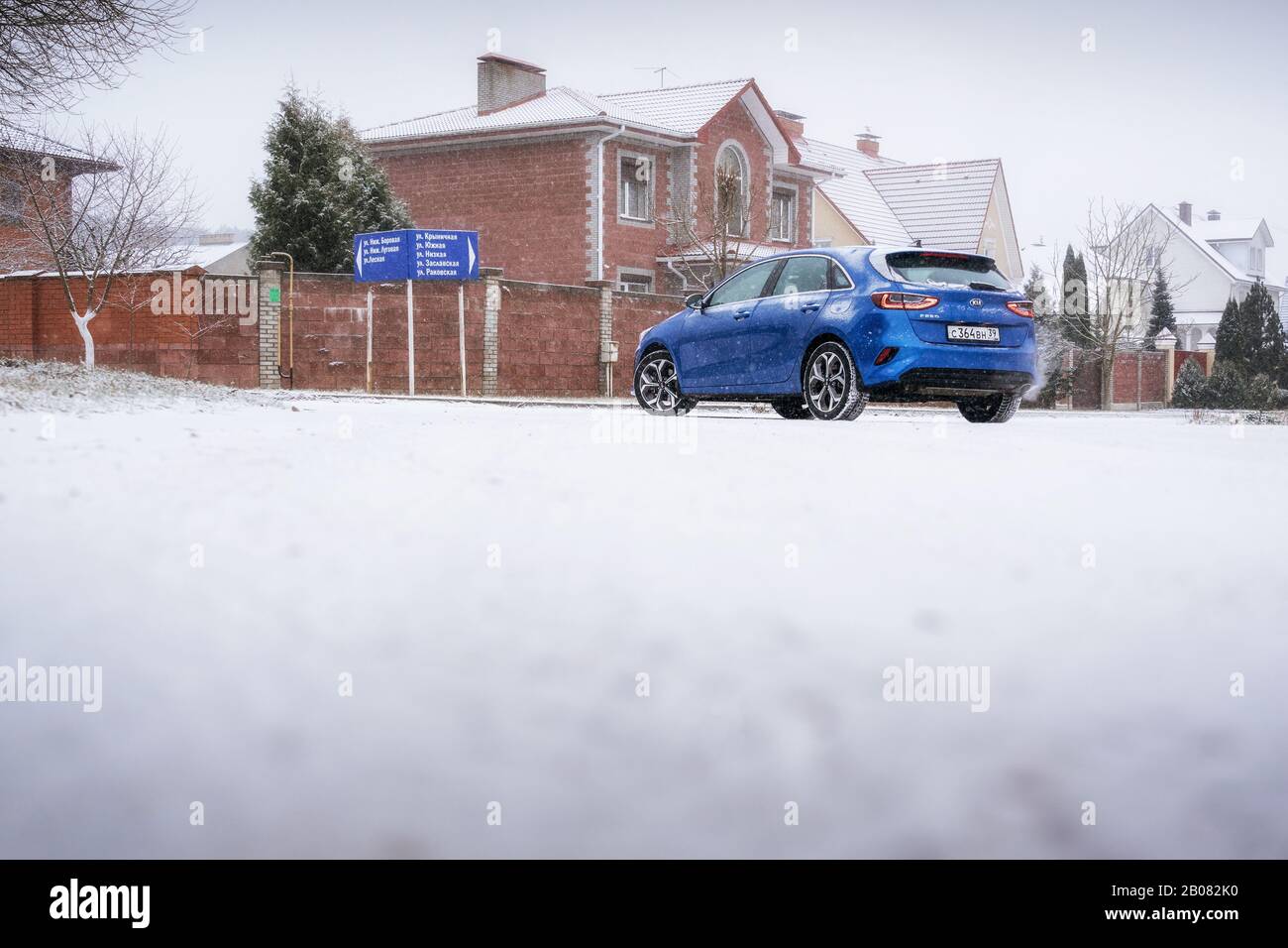 Minsk, Bielorrusia - Noviembre 26, 2019: KIA CEED 2018 coche en carretera nevada contra country house Foto de stock